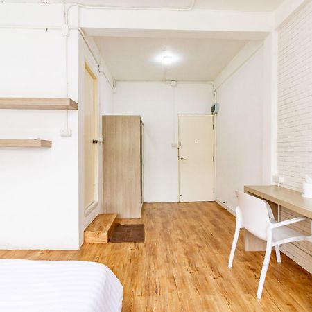 Ze Residence Bang Aor Station Бангкок Екстер'єр фото